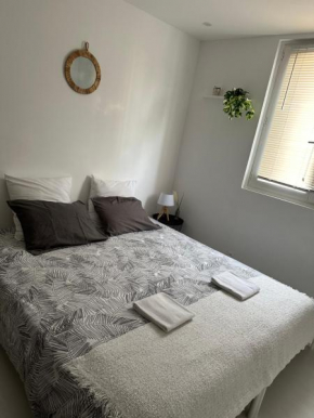 Privât Room In private security residence with free parking, 1 minute from tramway, 9 minutes from de center, accessible all transports